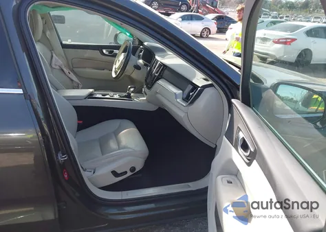 2018 Volvo Xc60 T5 Momentum z USA, uszkodzony, nr VIN LYV102RKXJB086782